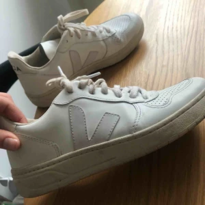  - Veganska Veja sneakers  Helvita i fint skick.  