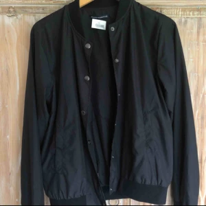  - Helt oanvänd (lapp sitter kvar) svart Brandy Melville bomber jacka. Står ej storlek i men passar S-M. Frakt ej inkluderat. Har tryckknappar samt fickor. 