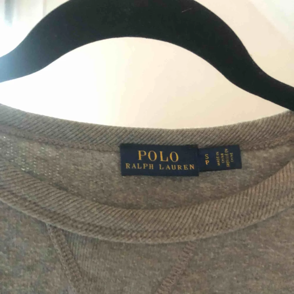 En grå Ralph Lauren sweatshirt i storlek S. Säljer för den är för liten. Köparen står för frakten! . Hoodies.