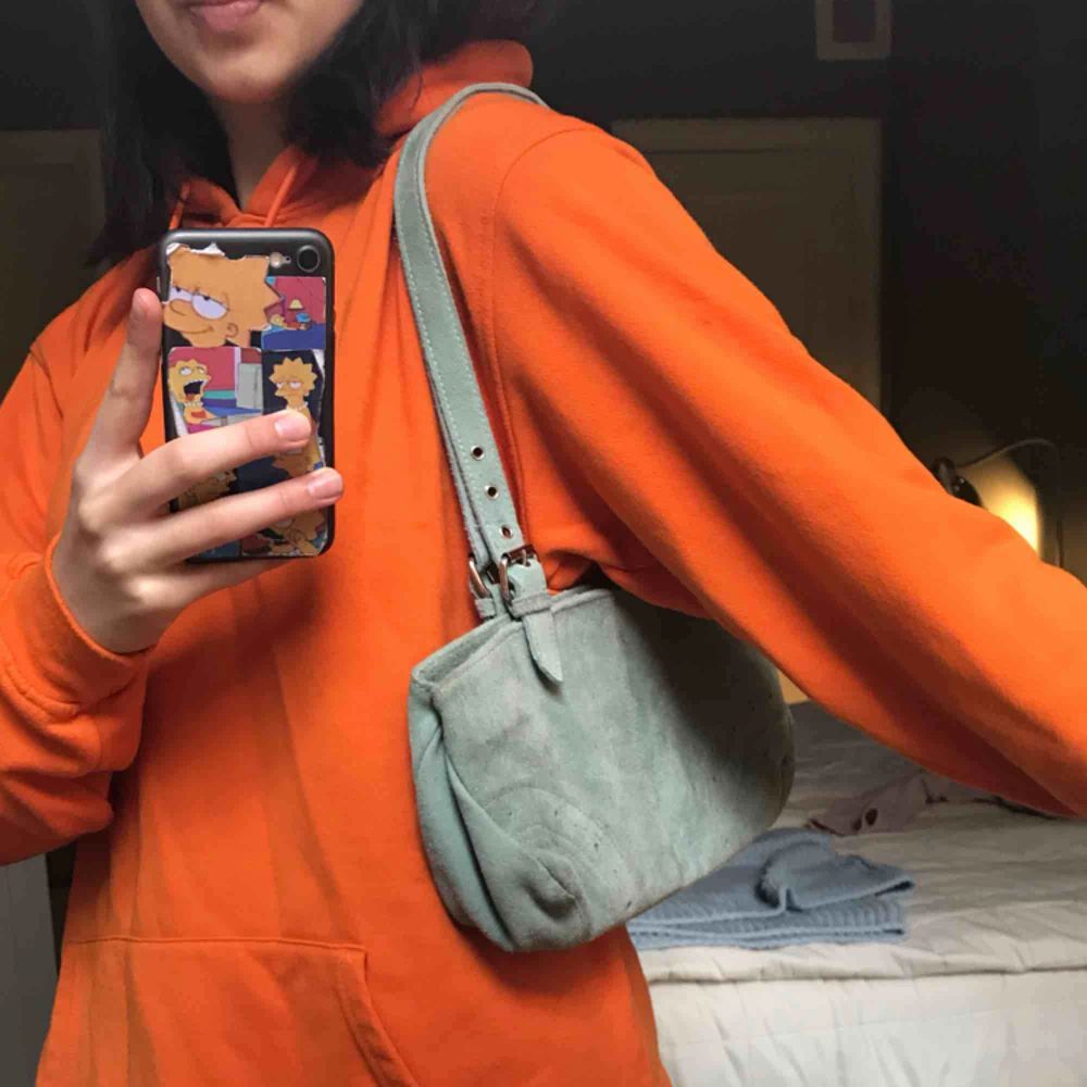 Unik mocka - shoulderbag i bra men använt skick! Köpt secondhand och finns inte att hitta liknade🤪kan hämtas utanför min port i Vasastan eller skickas mot fraktkostnad!. Väskor.