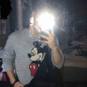  - Mysig tröja med Musse pigg på! Mjuk, skön och värmande! Köpare står för frakt