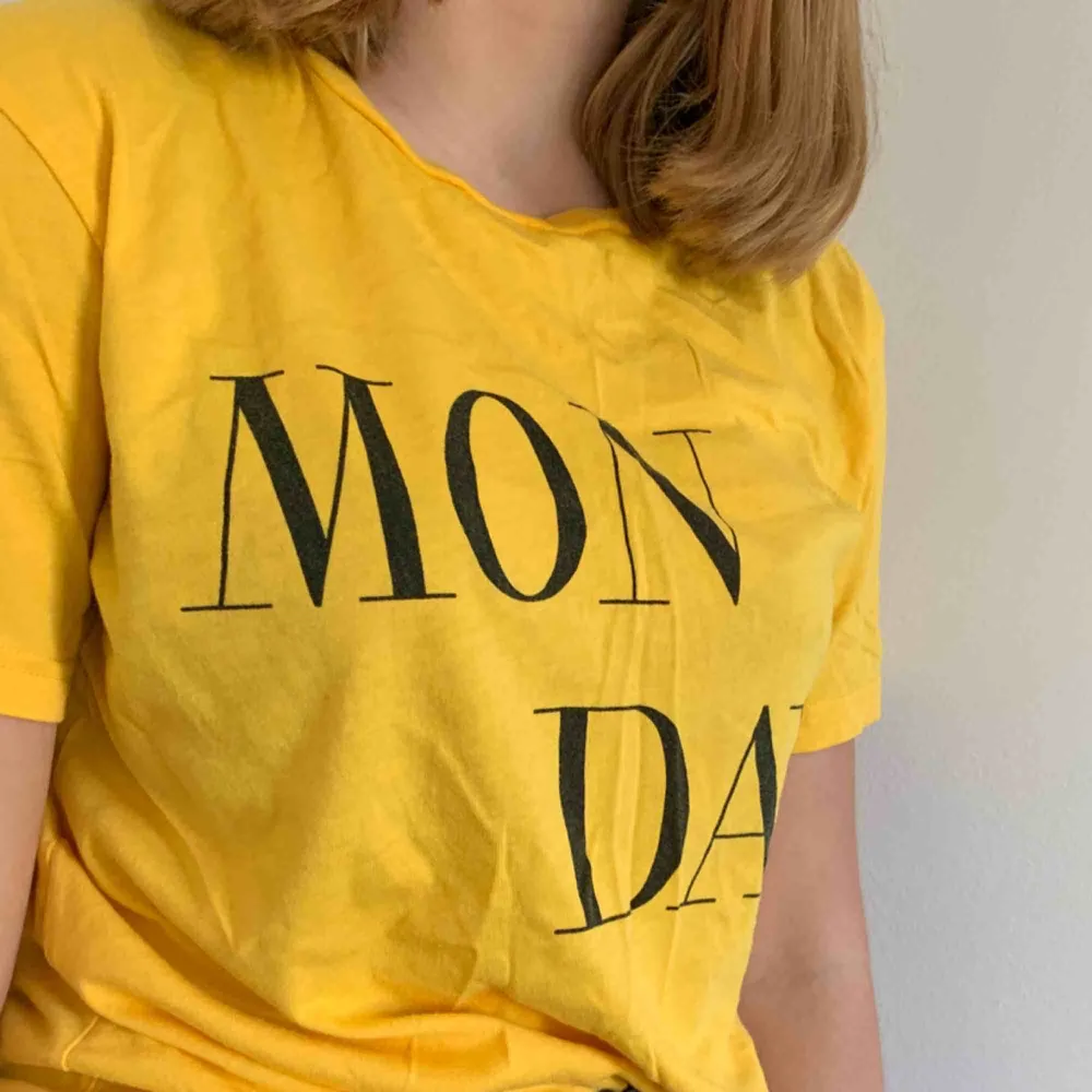 Säljer en fin gul T-shirt med trycket ”MONDAY” Säljer på grund av att den inte kommer till användning. Kan mötas upp i Helsingborg men annars står köparen för frakten. T-shirts.