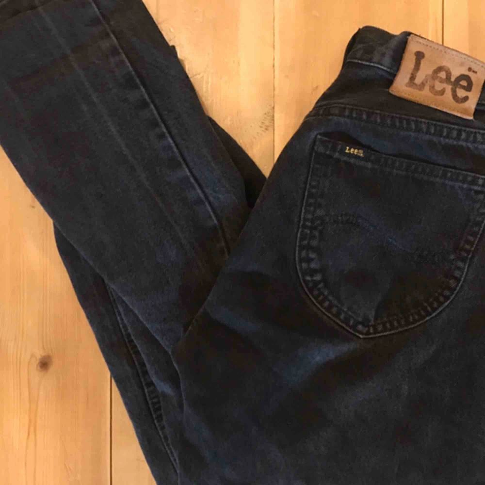 Skitsnygga svarta lee jeans i rak passform. Köpt overzised hos humana. Står 32/32 i dem och skulle säga st M, men funkar perfekt oversized till både XS och S. Kommer inte till användning och hoppas någon annan kan ha nytta av dem! (Köpt för 300kr). Jeans & Byxor.