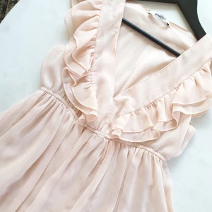  - Rosa volangblus från Gina Tricot.  Söt-snygg på samma sätt med perfekt urringning.  Kan mötas upp i Huddinge, Älvsjö, Årsta, Globen & Västberga