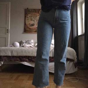 ett par ljusblåa jeans från weekday i modellen row!! klippta vid anklarna & jättebekväma! köpare står fär frakt :) (jag är 165 cm lång)