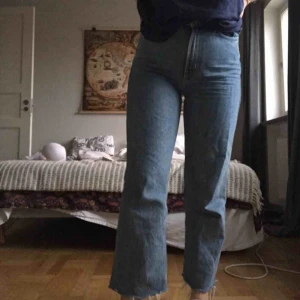  - ett par ljusblåa jeans från weekday i modellen row!! klippta vid anklarna & jättebekväma! köpare står fär frakt :) (jag är 165 cm lång)