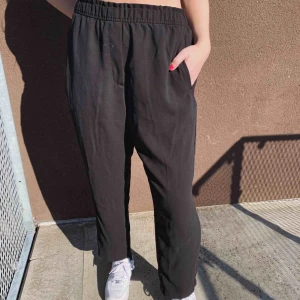  - Svarta polyesterbyxor med rak passform från H&M