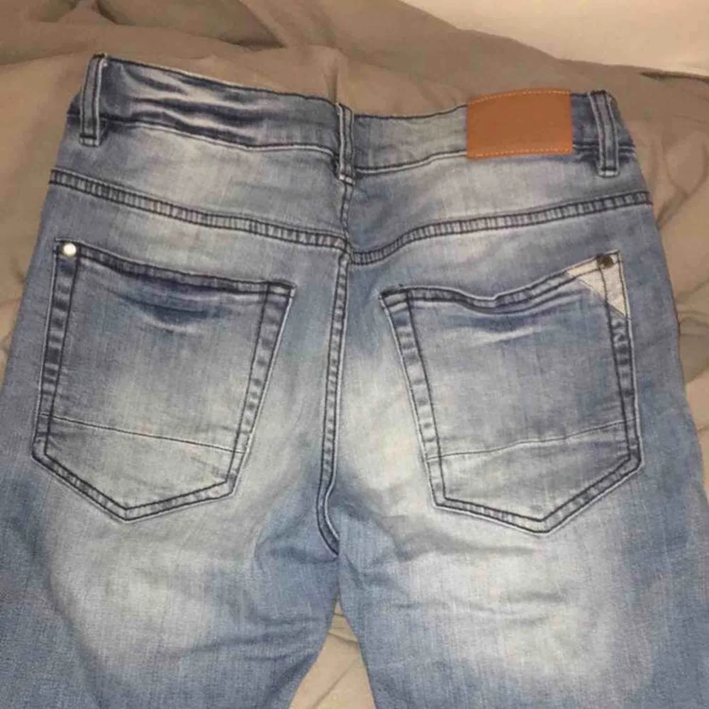 Ett par jeans shorts i bra skick, säljer på grund av att de har blivit för små, köparen står för frakt.. Shorts.