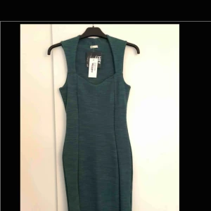  - Oanvänd grön klänning