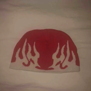  - Röd mössa med vita lågor🔥🔥 frakt tillkommer 63kr eller möts i Uppsala
