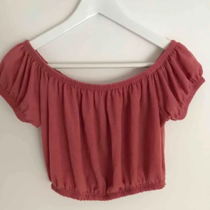  - Super gullig off-shoulder topp från Gina Tricot. Aldrig använd. Köparen står för frakt. Kan mötas upp i Växjö/Alvesta!
