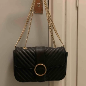  - Väska från Ginatricot. Köparen står för frakt :)