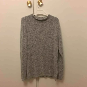  - Grå jättemysig tröja från hm. Frakt på 69kr tillkommer.