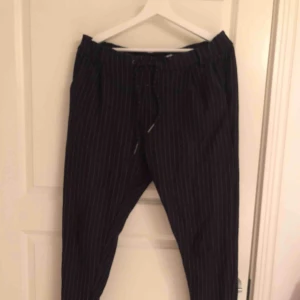  - Mjuka byxor med kostymbyx-imitation. Resår och dragsko i midjan