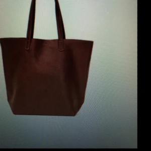 Snygg väska från Artilleriet Göteborg. 
Köpt för 1600kr, säljer för 800. Knappt använt.  - Snygg väska från Artilleriet Göteborg.  Köpt för 1600kr, säljer för 800. Knappt använt. 