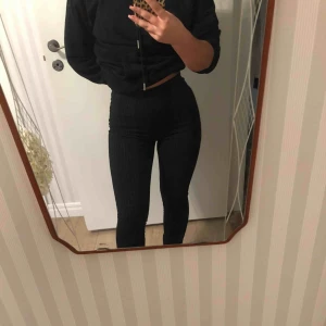  - Randiga byxor från hm, bra skick, använda ett fåtal gånger. Frakt tillkommer