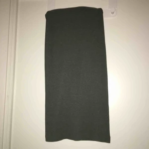  - Khakigrön långkjol ner över knäna. Väl använd därav priset 