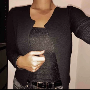  - Jättesnygg svart kofta som är classy och uppklädd!  🗯fraktar alltid med video/bildbevis, frakt står köparen för (63kr)🗯