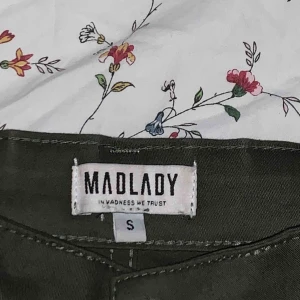  - militärgröna cargobyxor från Madlady i storlek S. Möts upp i stockholm  Nypris 499kr