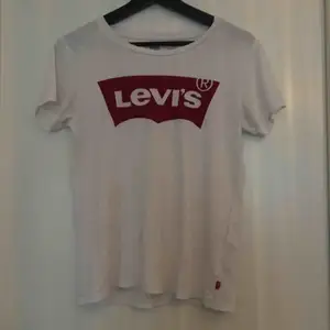 Bra skick  Levi’s t-shirt ! ✨✨loose fit 