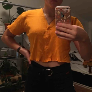  - En gullig senapsgul croptop med knappar. Inte mycket använd, bra skick. Passar även på personer med mindre storlekar. Priset är inkluderat frakt.