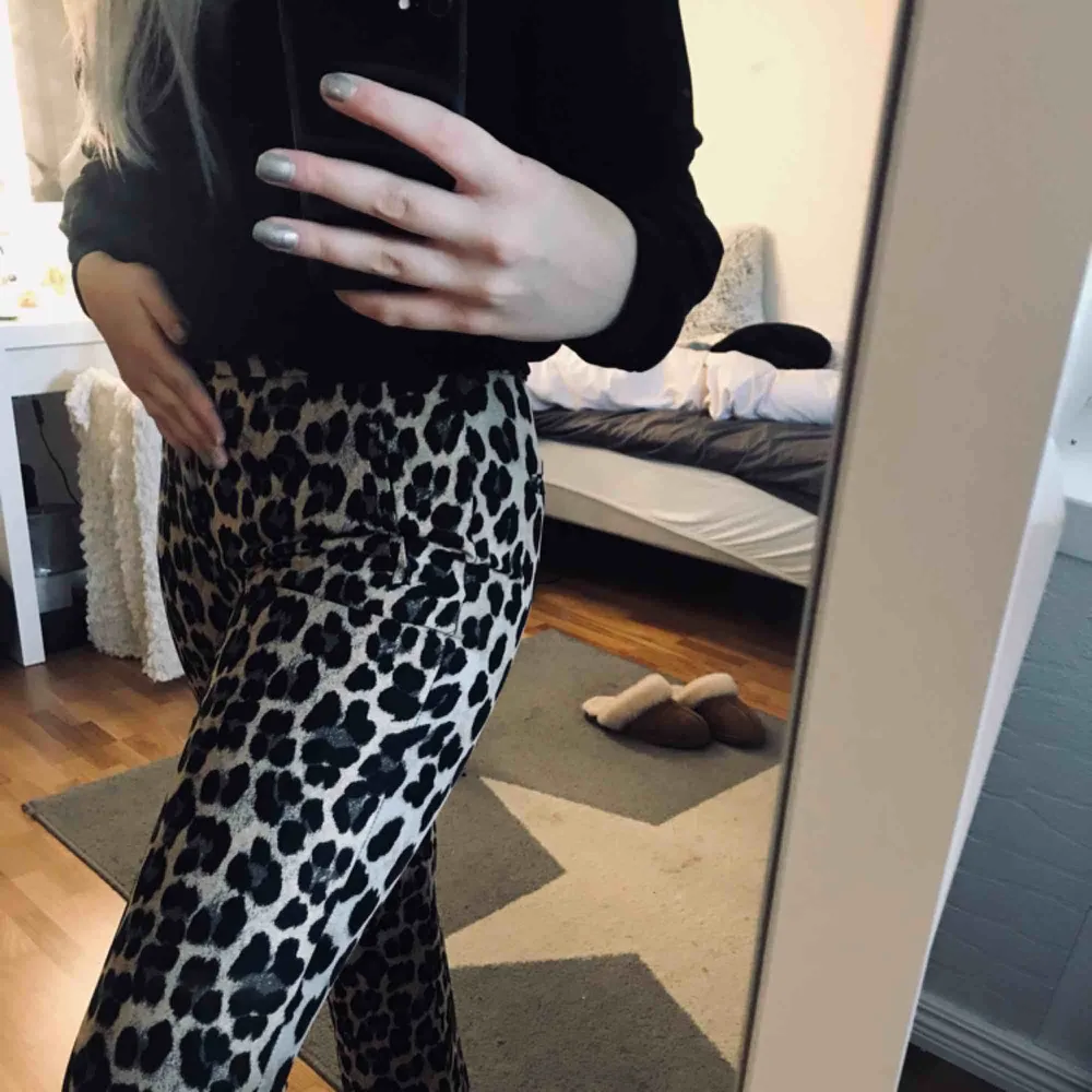 Sååå snygga leopardkostym byxor från Zara. Supersnygga och sköna, endast använda två gånger. Nypris 399kr tror jag. . Jeans & Byxor.