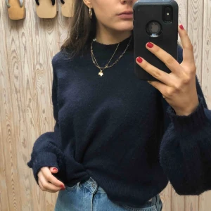  - Skön smått stickad tröja från weekday i mörkblå färg🤩🤩😍