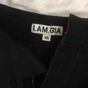IAMGIA BYXOR - INTRESSEKOLL IAMGIA byxor i modellen ”ACE” säljs inte längre på hemsidan eller urban outfitters. Är i storlek XS , jag är 172 men kortare /längre vänner har lånat pch dom funkar. Skulle säga att dom är W 24-26 Längd 30
