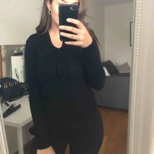  - En svart tröja med knytning fram. Köparen står för ev frakt:)