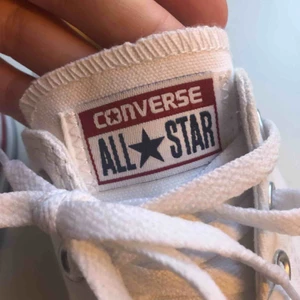  - Converse använda 1 gång!! Säljer pga storlek inte passar!! Pris kan diskuteras💜