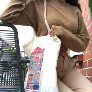  - Skitsnygg tygkasse! Jättebra kvalitet och funkar perfekt till vardags, kan verkligen göra en outfit mer speciell! Du står för frakten.