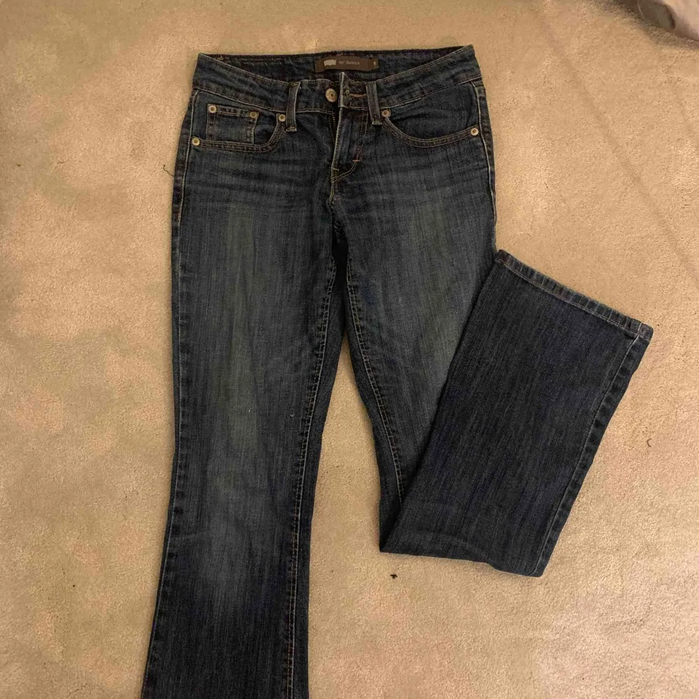 Så snygga bootcut byxor från LEVIS😍 . Jeans & Byxor.