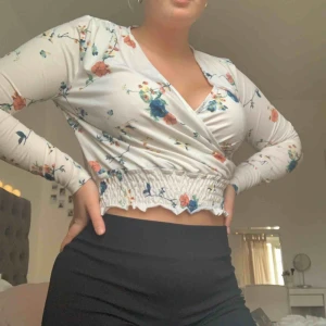  - Väldigt fin blommig blus från Nelly! Använd 1-2 gånger så i topp skick.