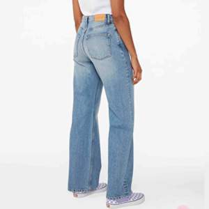 Jeans från på Monki i modellen Yoko. Sparsamt använda! Storleken motsvarar strl M🌸  Frakten ingår i priset!