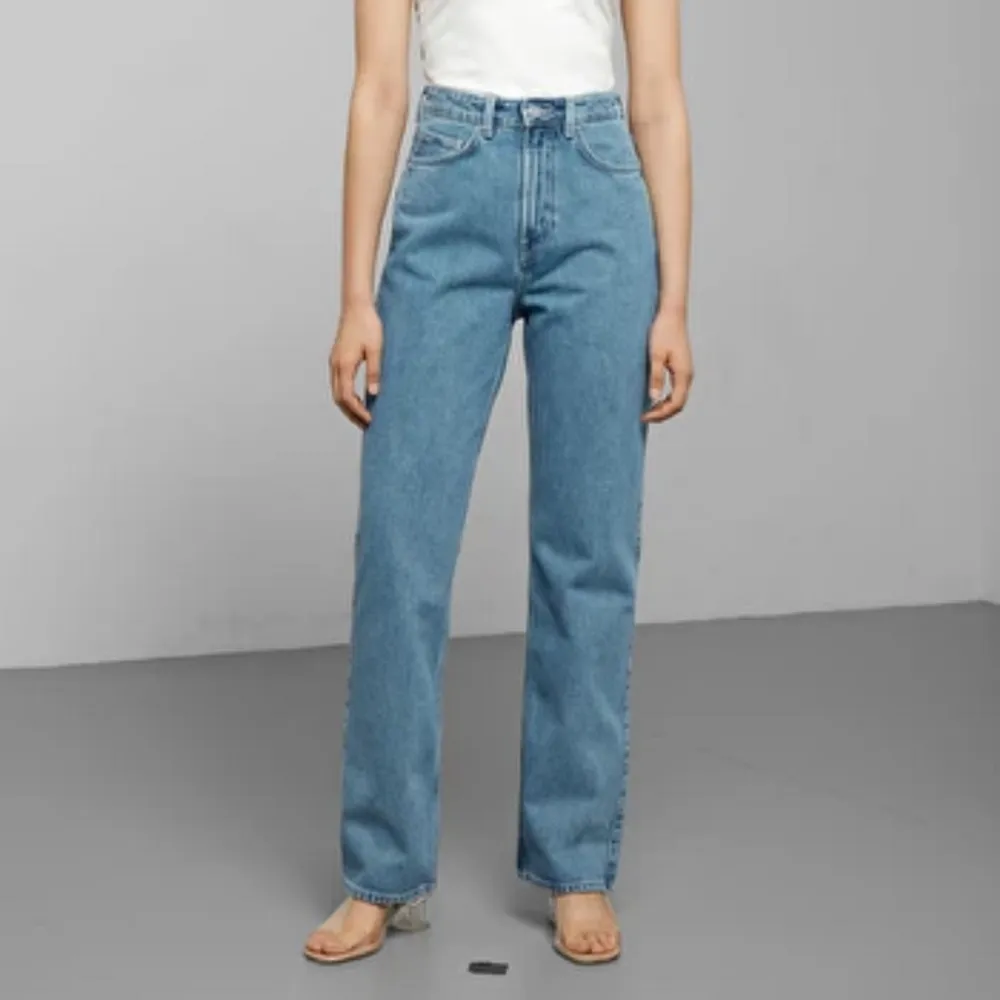 Säljer mina knappt använda jeans från weekday då de är fel storlek för mig.  Kan mötas upp på södermalm. Jeans & Byxor.