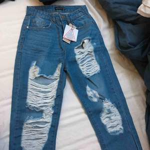 Supersnygga lite mom jeans aktiga byxor från boohoo! Är dessvärre lite för små på mig. Helt oanvända! Passar för de som är 1.60 och kortare. Skriv för intresse! ☺️