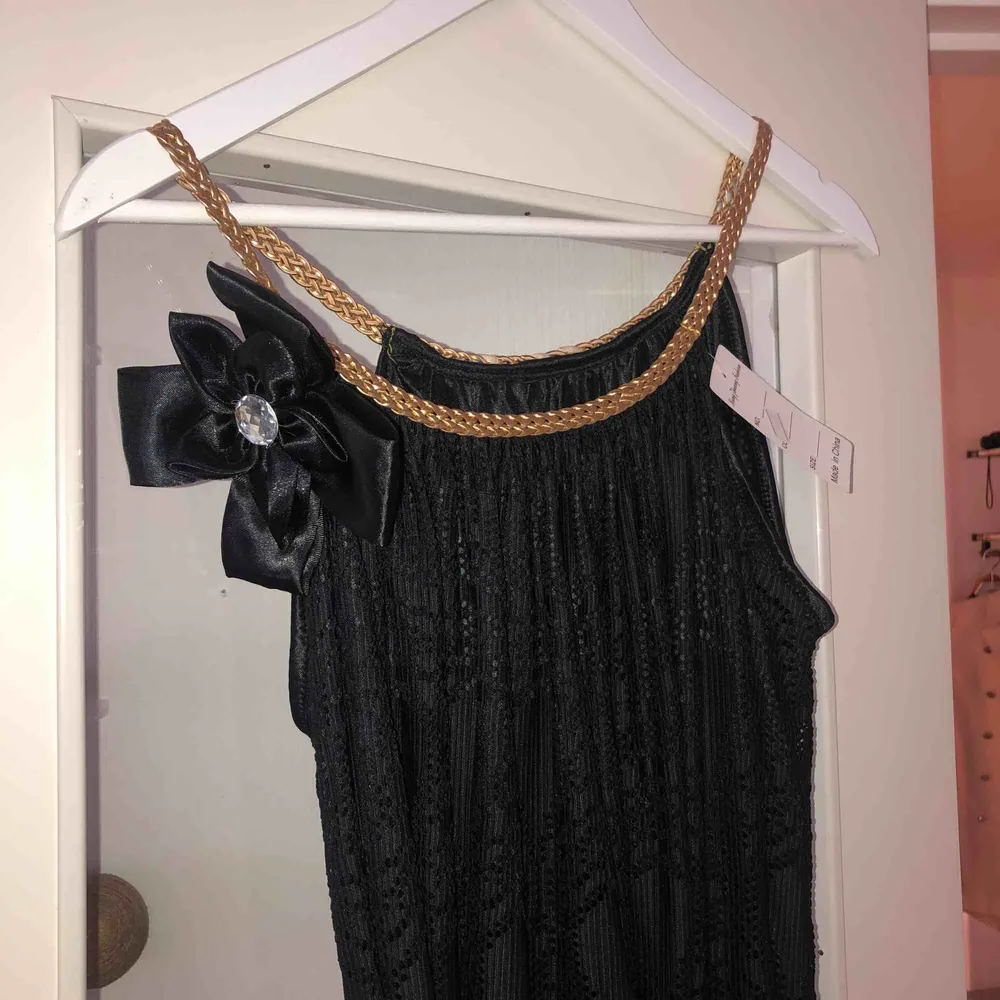 Vacker svart långklänning. Inköpt på en butik i Dubai. Oanvänd. . Klänningar.