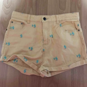  - Shorts från dropdead med broderade kaktusar!  De är gulare än bilden visar!! 