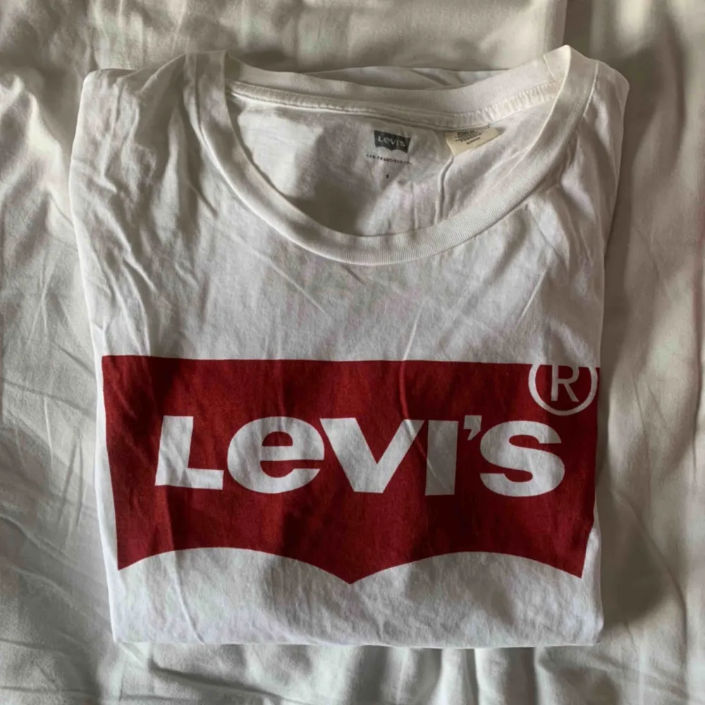 Klassisk tröja från Levis stl S. T-shirts.