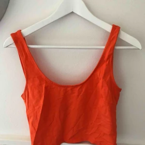  - Orange Croptop. Frakt tillkommer