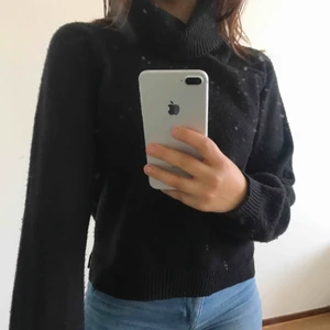  - En polo stickat tröja i färgen svart, Såå snygg & passar perfekt till höst/vintern.