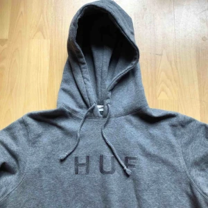  - Hoodie från HUF!  XL men den är smalare i kroppen! 