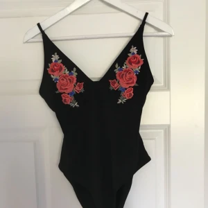  - Body från HM, justerbara band 🌹 50kr + frakt. 