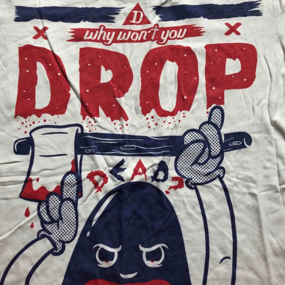 Tröja från drop dead! . T-shirts.