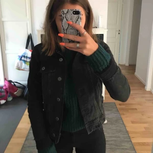  - Jättefin jeansjacka, använd fåtal gånger:)  Köparen står för frakten:)