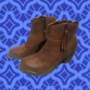  - Bruna skor med ca 5 cm klack i bra skick. Från ellos för 90kr+ frakt 