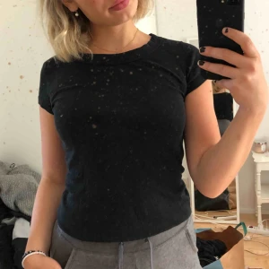  - Svart tisha med bredare krage! snygg detalj tycker jag!👌🏼