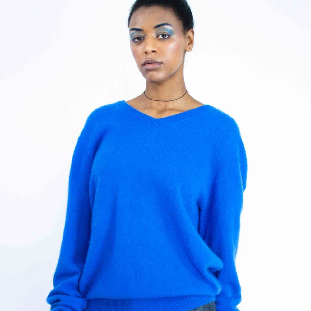 Unisex cashmere sweater in bright blue size XL SIZE Label: XL, fits best L-XL, but can be worn as oversized S-M Model: 169/S Measurements: Length: 70 cm pit to pit: 57 cm Price is final! Free shipping . Tröjor & Koftor.