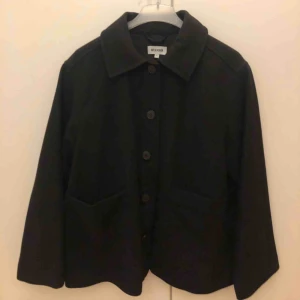  - Jättefin nyinkommen jacka från Weekday som är använd högt 3 gånger. Sitter supersnyggt och går ha både till fest och vardag. Säljes pga har köpt en liknande jacka. Nypris 700.
