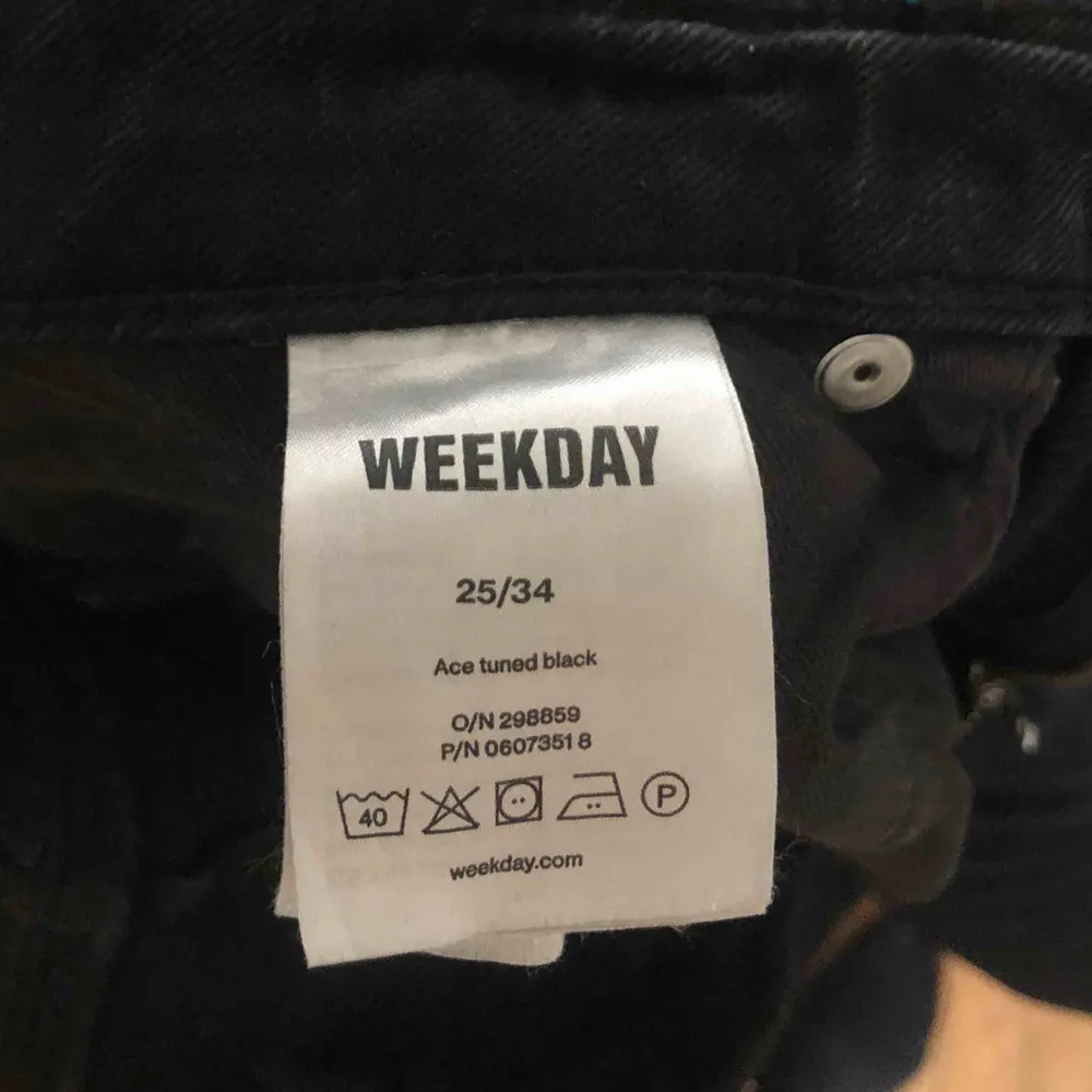 Säljer mina svarta Ace jeans från Weekday då jag upplever dom som för korta 😩 Nyskick och aldrig torktumlade!!!! Fraktkostnad tillkommer. Jeans & Byxor.
